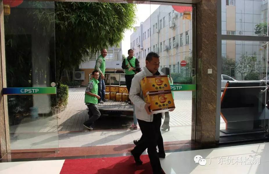 集團(tuán)吳亮明董事長和義工一起搬運愛心紅薯