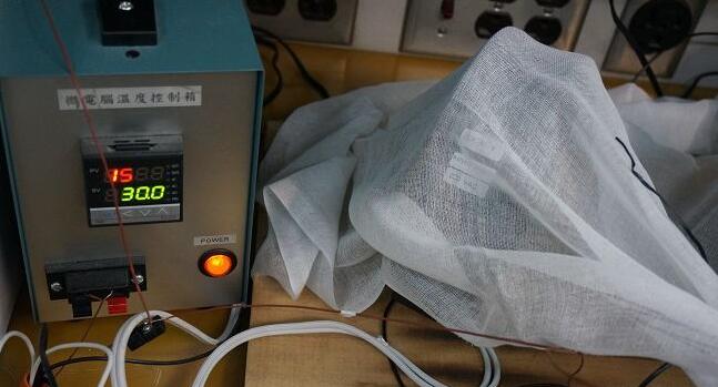 進(jìn)行堵轉(zhuǎn)測試中的馬達(dá)。以紗布覆蓋并不是為了防泄密，而是標(biāo)淮的測試流程，其目的是模擬實(shí)際居家環(huán)境中，馬達(dá)周邊可能會(huì)有易燃的材質(zhì)