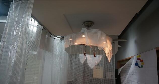 正在進(jìn)行堵轉(zhuǎn)測試的天花板吊扇燈具，同樣會(huì)覆蓋紗布，其實(shí)這紗布也有學(xué)問，因?yàn)檫B紗布的材質(zhì)、網(wǎng)目數(shù)都有嚴(yán)格規(guī)定。