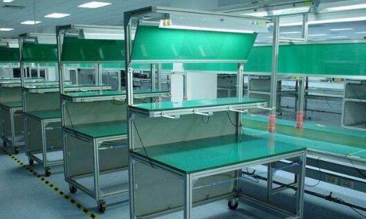 防靜電工作臺臺面一般由防靜電三聚氰胺高壓裝飾層壓板為表面材料與木質材料復合制成。