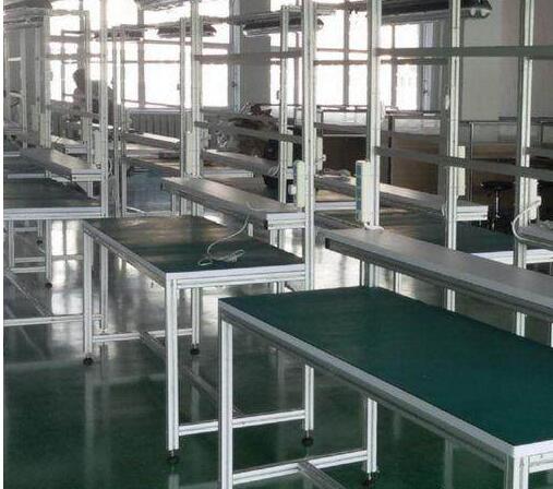 防靜電工作臺主體框架一般采用鋁型材，臺面則采用防靜電防火板或防靜電臺墊