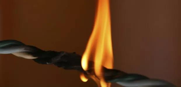 雖然含有鹵化成分的電纜絕緣和護(hù)套具有更好的阻燃性，但在遇火后會釋放具有毒性和腐蝕性的煙氣