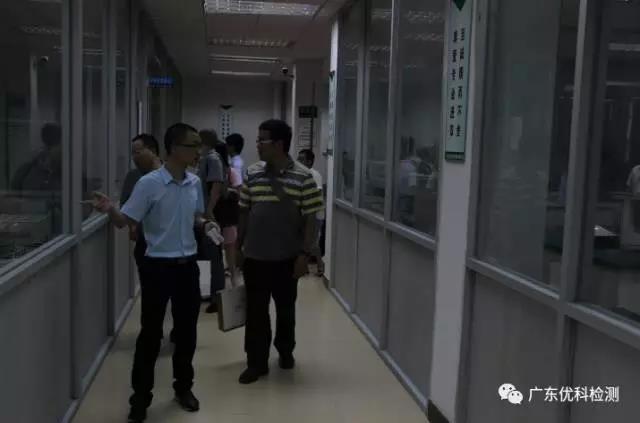 UK工程部總監(jiān)袁華剖析了優(yōu)科檢測(cè)認(rèn)證服務(wù)優(yōu)勢(shì)、現(xiàn)場(chǎng)解答客戶疑惑、帶領(lǐng)大家觀摩實(shí)驗(yàn)室
